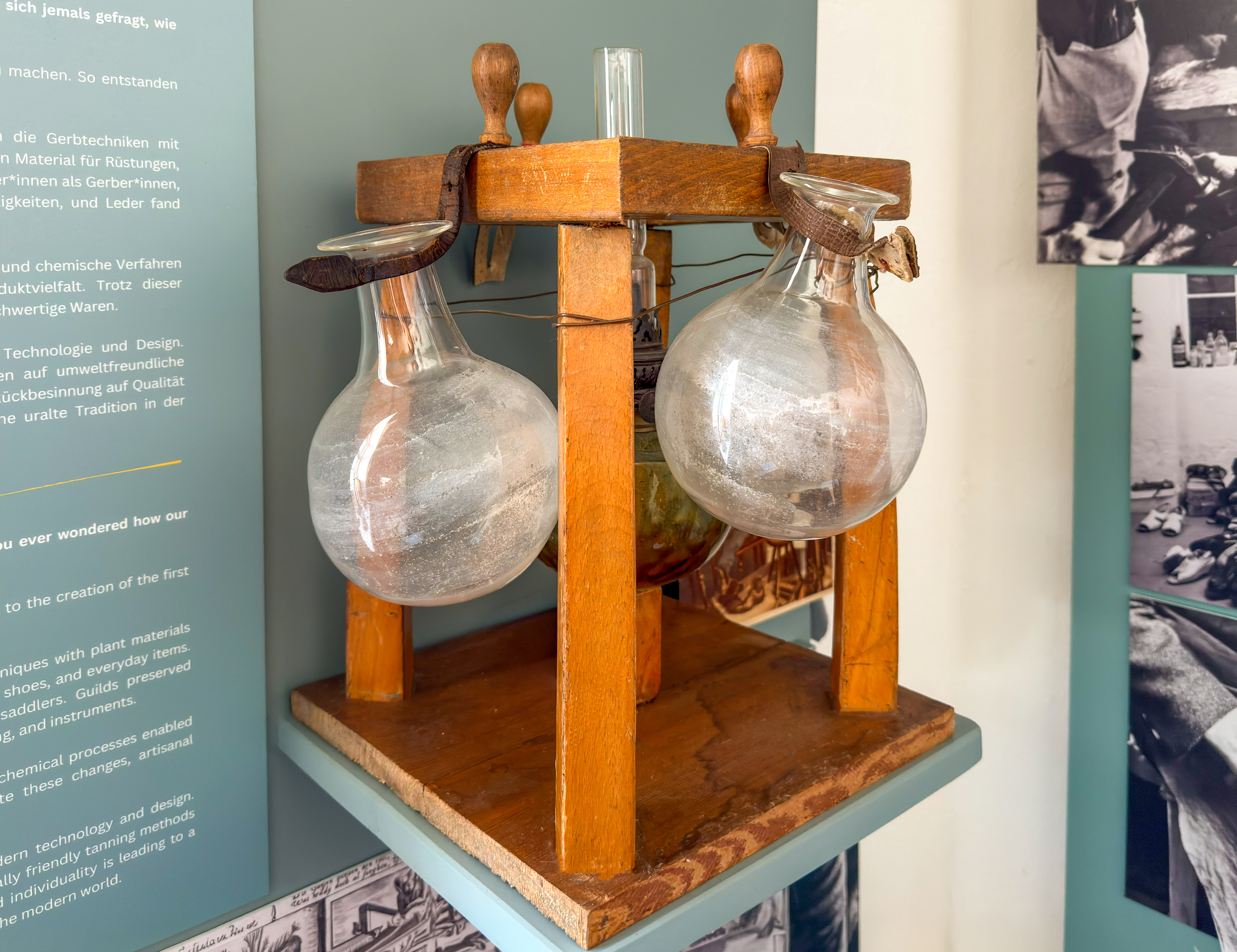 Schusterkugeln im Ausstellungskontext — Glaskolben und Öllampe im Holzgestell