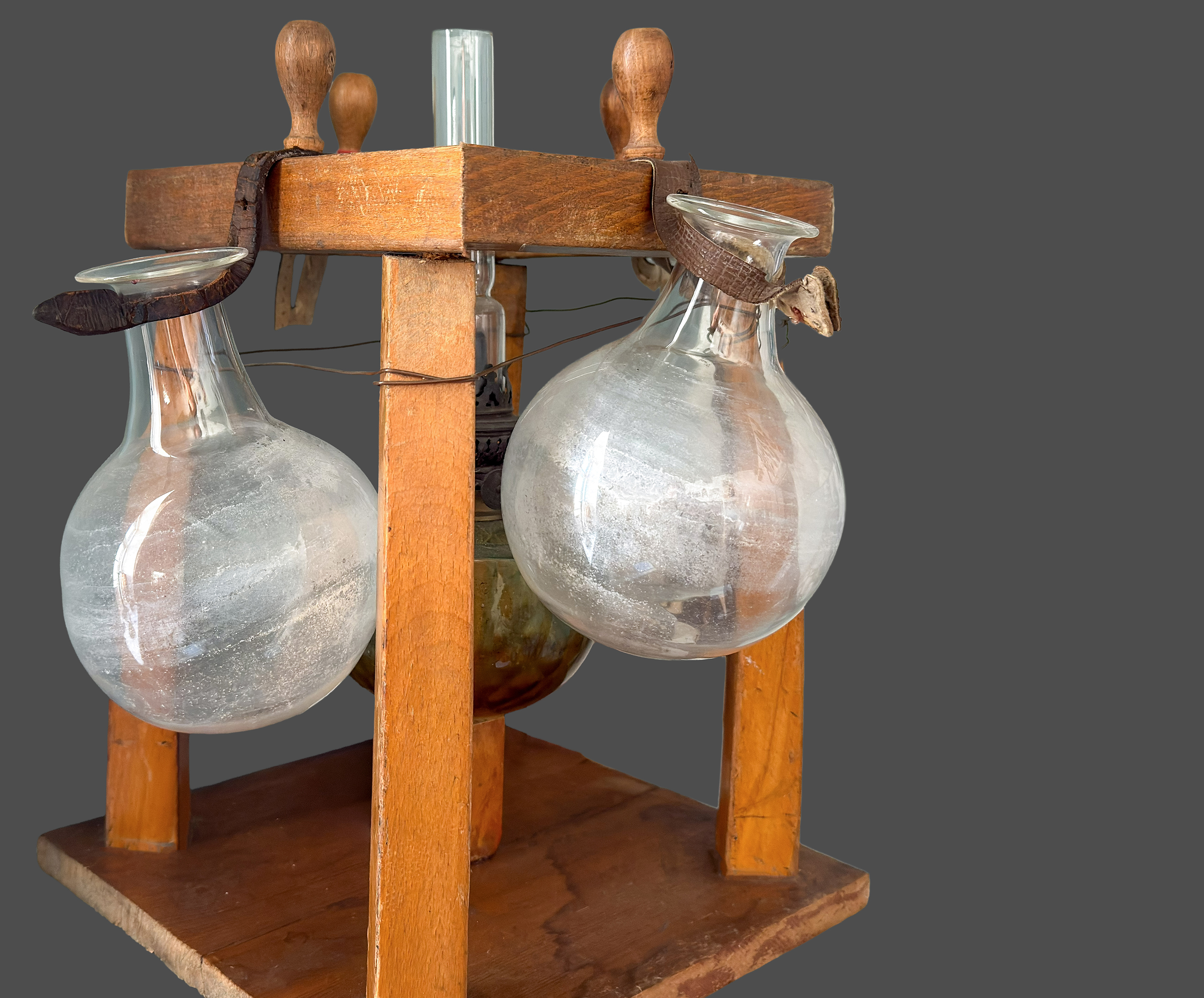Schusterkugeln side view: wooden stand with two glass spheres, HMO-O/1620