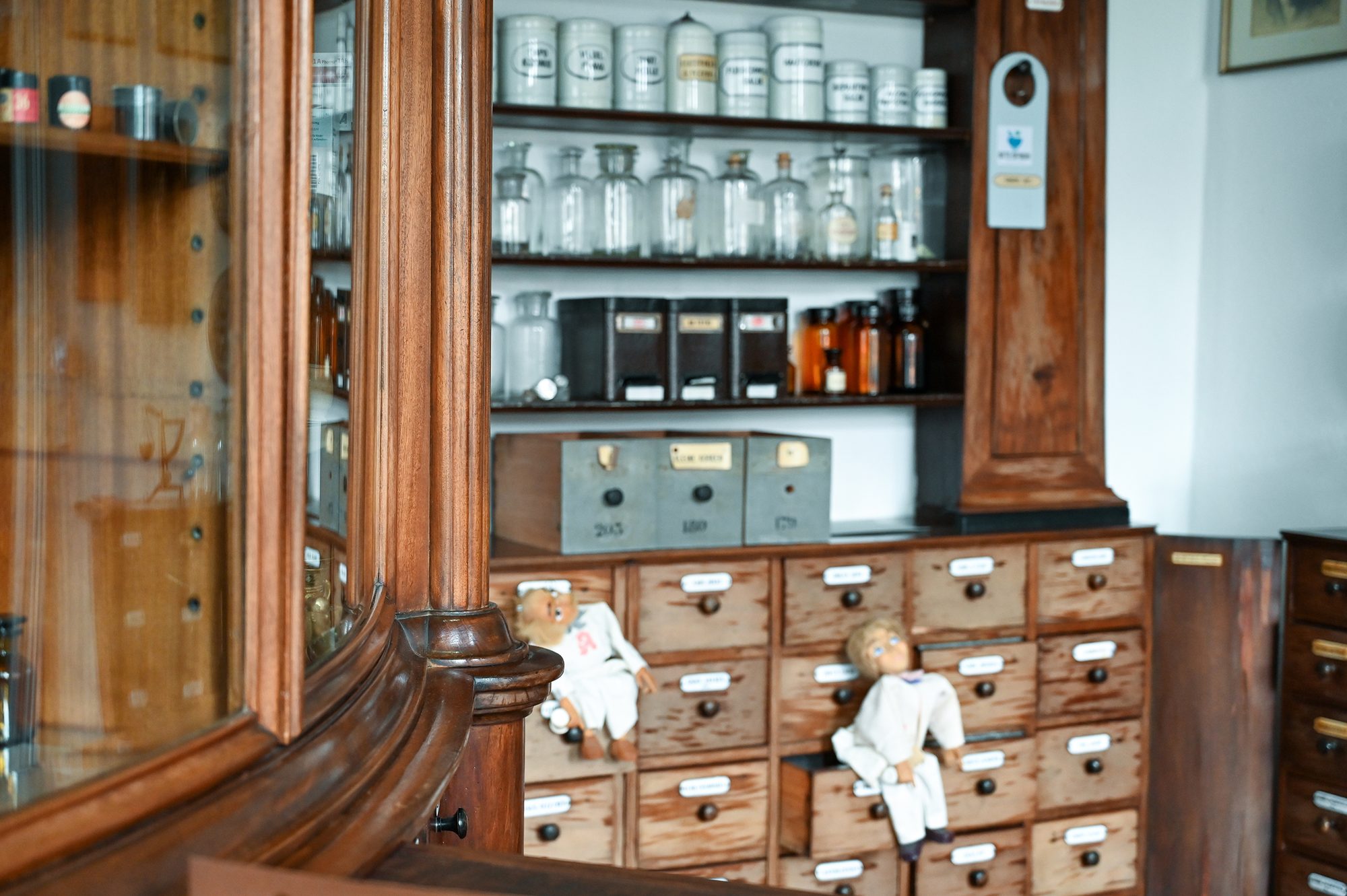 Der Ausstellungsraum der historischen Apotheke mit Schubladenschrank und Apothekengläsern