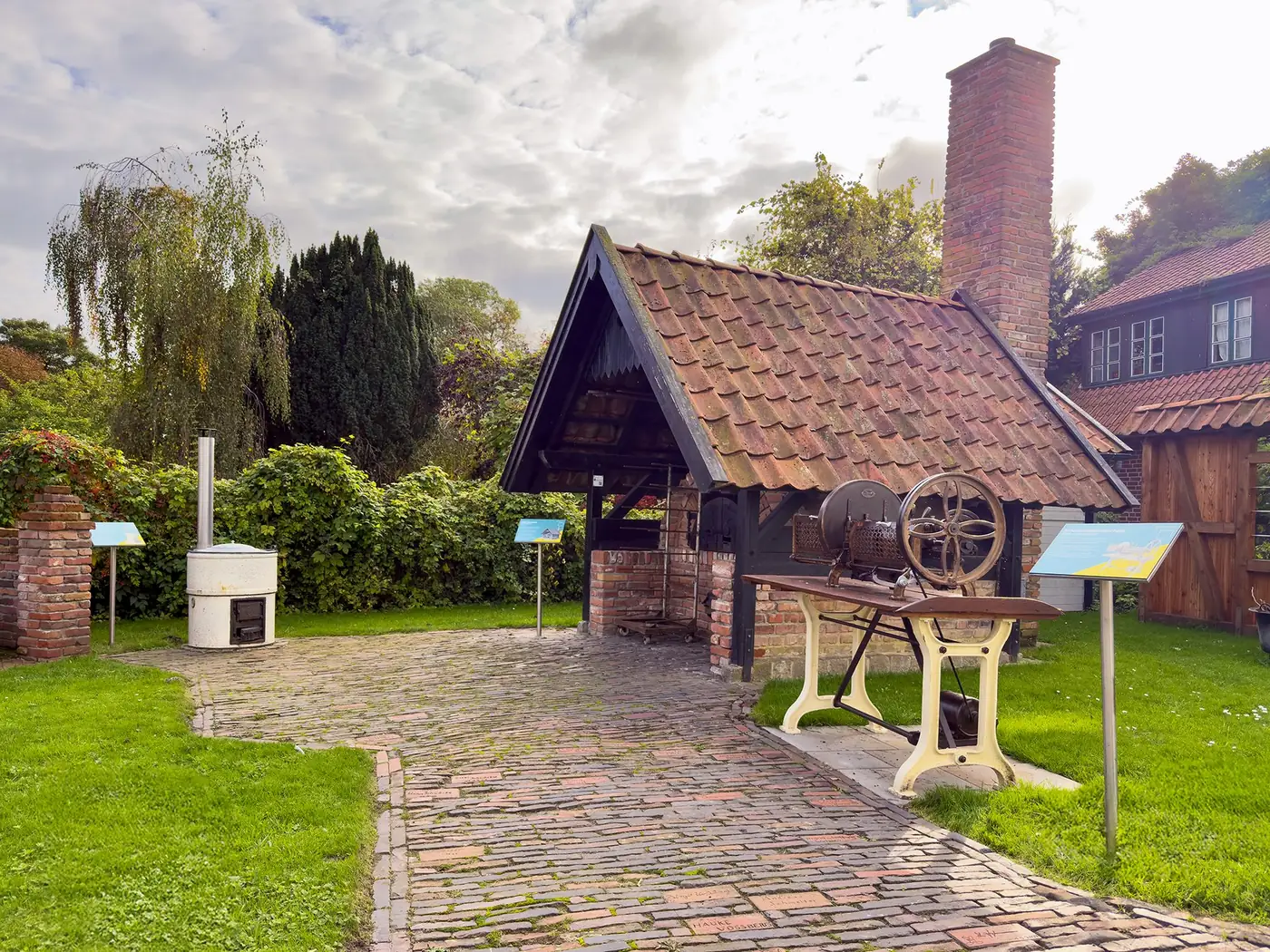 Außenanlage mit Backofen, Kochkessel und historischen Großmaschinen