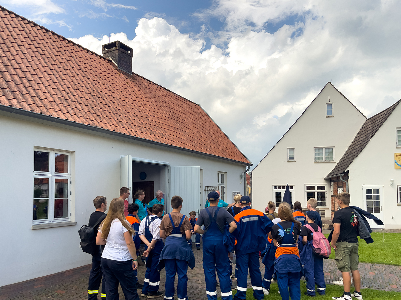 Eine Besuchergruppe bei der Museumsführung im Handwerksmuseum Ovelgönne