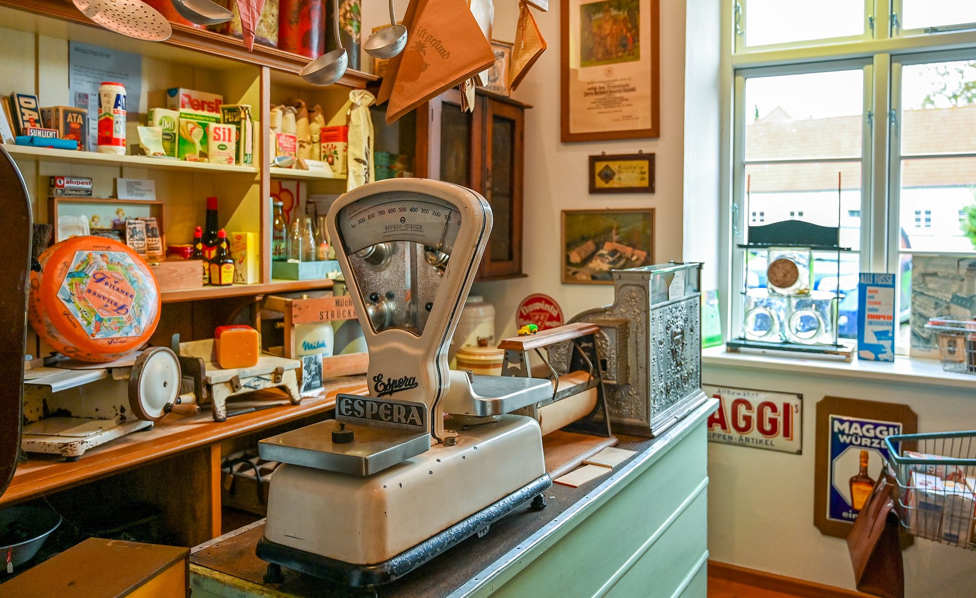 Der historische Kolonialwarenladen im Handwerksmuseum Ovelgönne mit Waage, Regalen und Reklameschildern