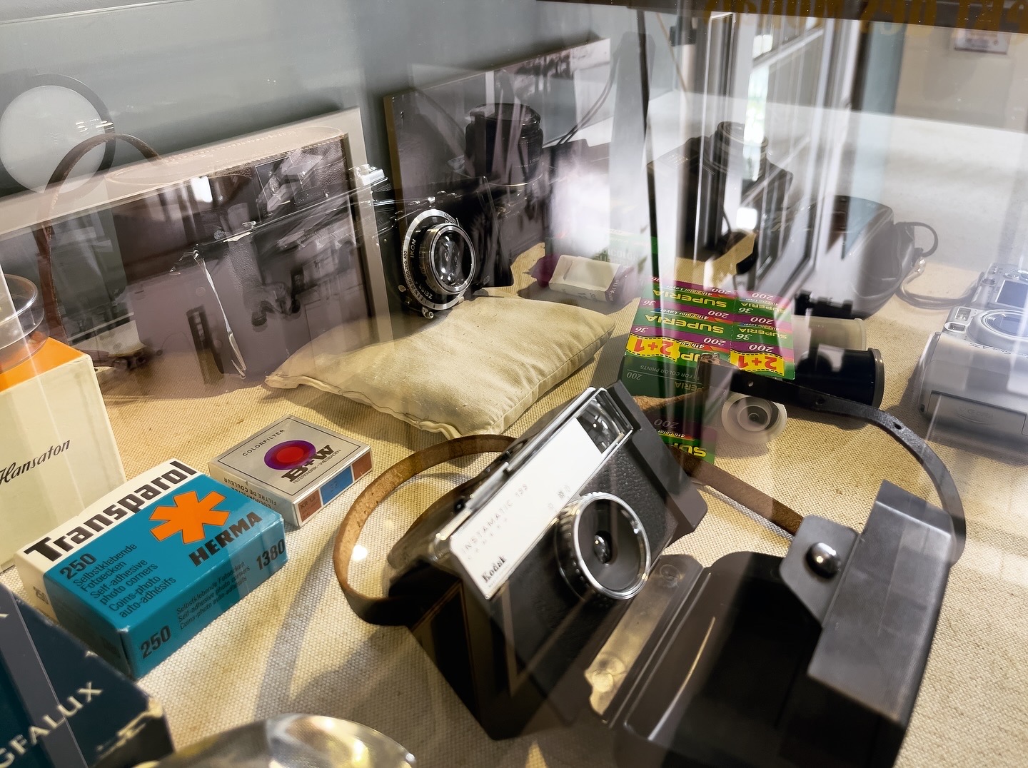 Kameras und Objekte in einer Vitrine der Sammlung