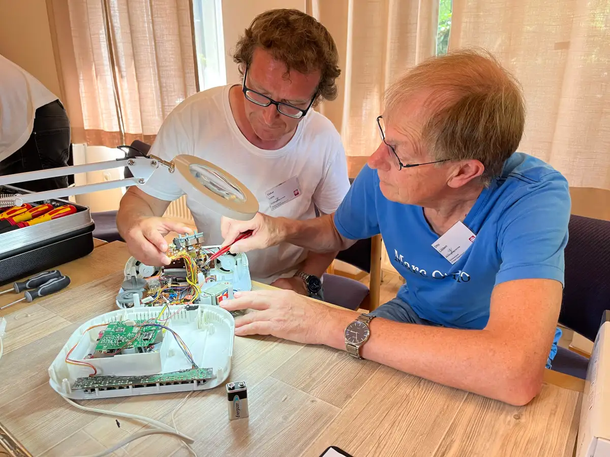Ehrenamtliche Helfer beim Reparieren im Repair Café