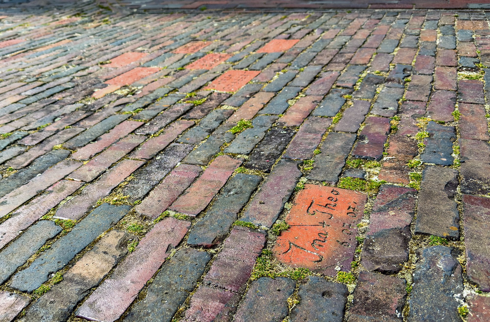 Bockhorner Klinkerstein mit handgeschriebener Gravur im Museumspflaster