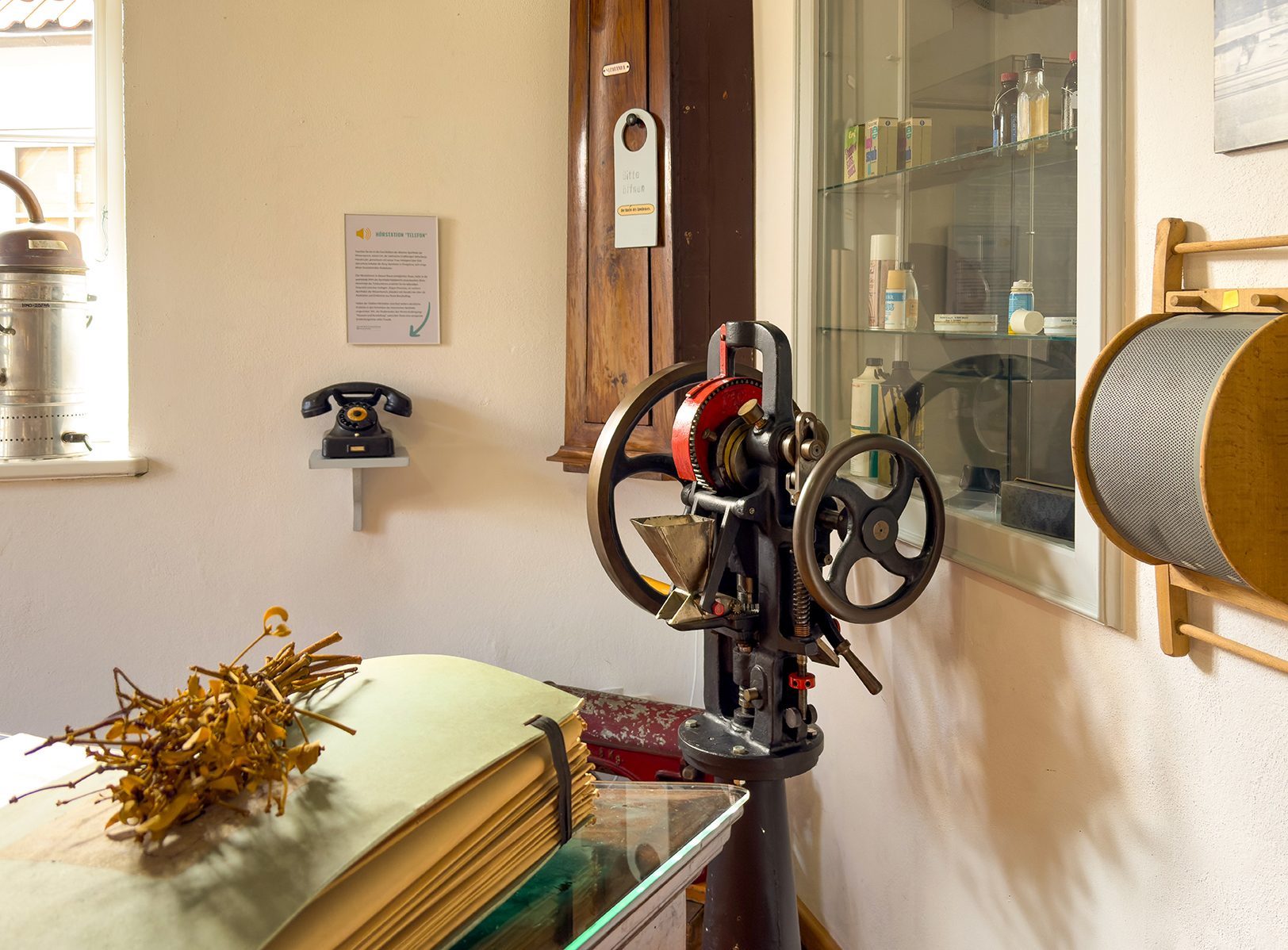 Historische Exzenter-Tablettenpresse in der Apothekenecke