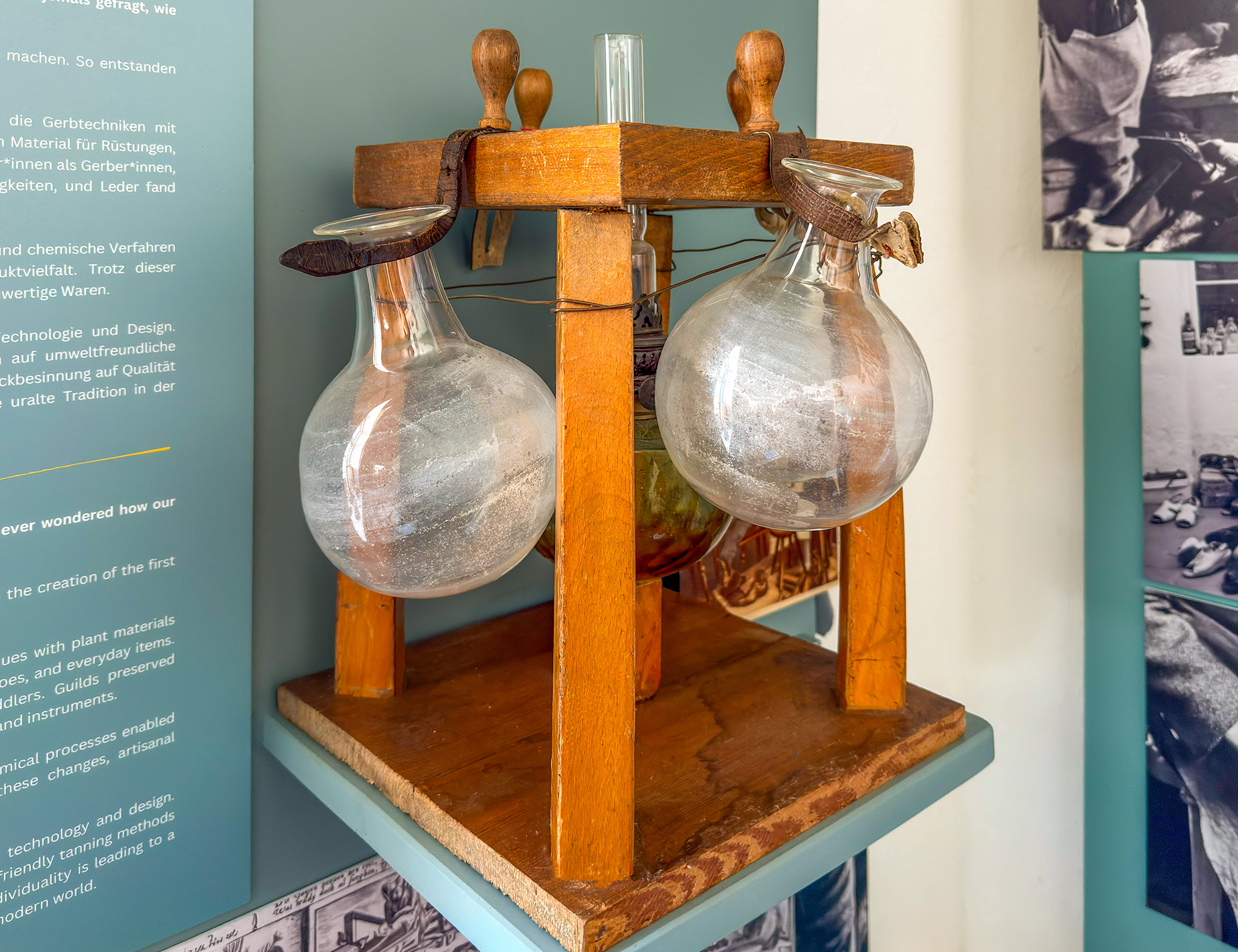 Schusterkugeln im Ausstellungskontext — Glaskolben und Öllampe im Holzgestell